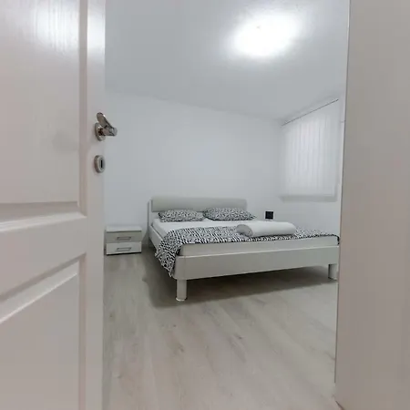 Zenta Split